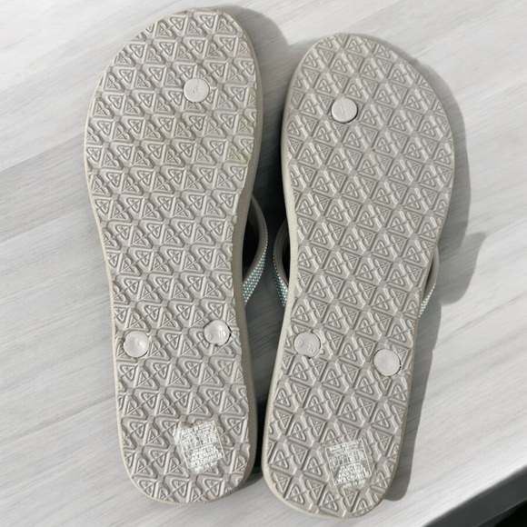 Roxy Crush III Women’s Flip Flops Gray w/ Blue & White Beaded Straps - Picture 10 of 12